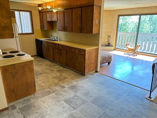 8434 Silver Springs Road Nw, Calgary, AB - Indoor Photo Showing Kitchen