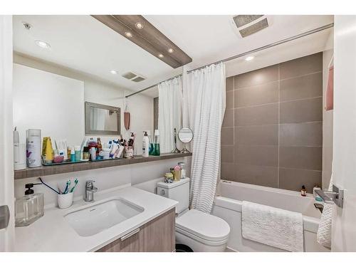 412-51 Waterfront Mews Sw, Calgary, AB - Indoor Photo Showing Bathroom