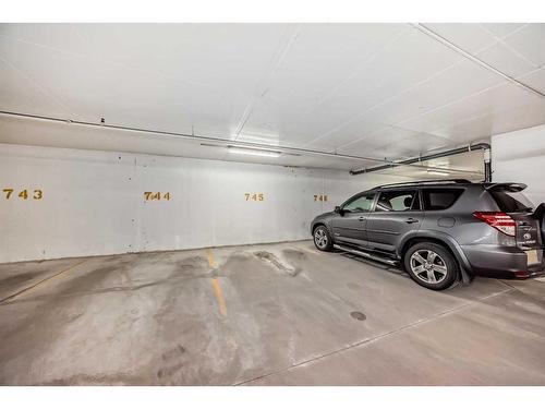 412-51 Waterfront Mews Sw, Calgary, AB - Indoor Photo Showing Garage