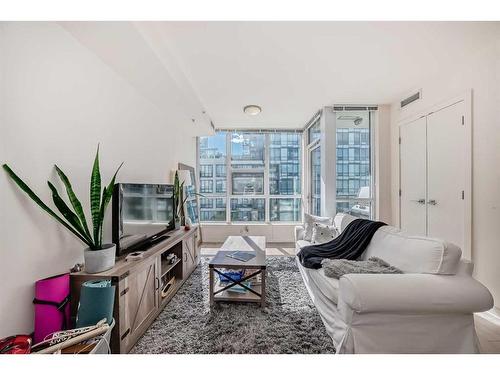 412-51 Waterfront Mews Sw, Calgary, AB - Indoor Photo Showing Living Room