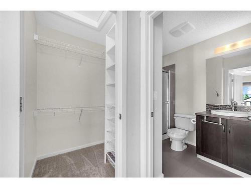 39 Kinlea Way Nw, Calgary, AB - Indoor Photo Showing Bathroom