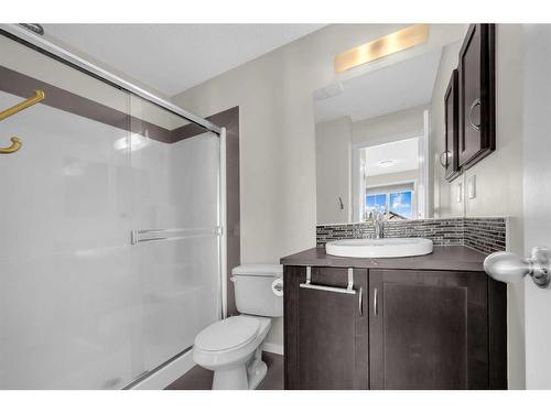 39 Kinlea Way Nw, Calgary, AB - Indoor Photo Showing Bathroom