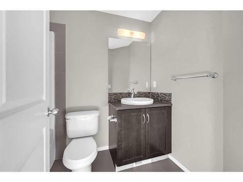 39 Kinlea Way Nw, Calgary, AB - Indoor Photo Showing Bathroom