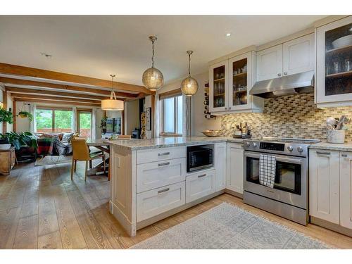 922A 9Th Streert Street, Canmore, AB - Indoor Photo Showing Kitchen With Upgraded Kitchen