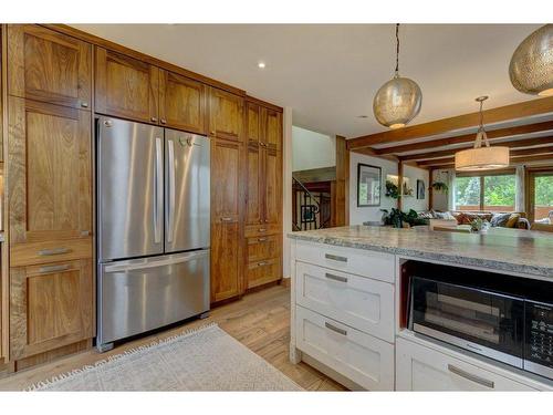 922A 9Th Streert Street, Canmore, AB - Indoor Photo Showing Kitchen