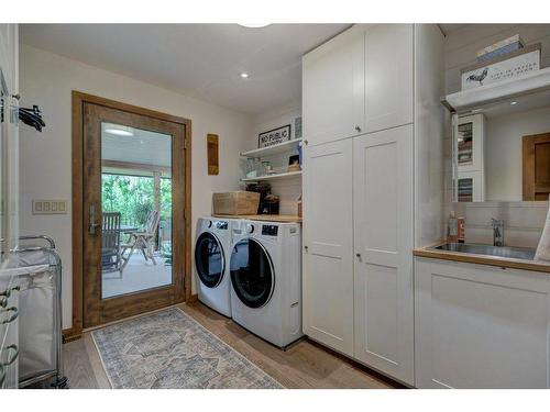 922A 9Th Streert Street, Canmore, AB - Indoor Photo Showing Laundry Room