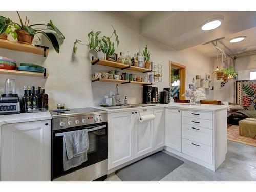 922A 9Th Streert Street, Canmore, AB - Indoor Photo Showing Kitchen