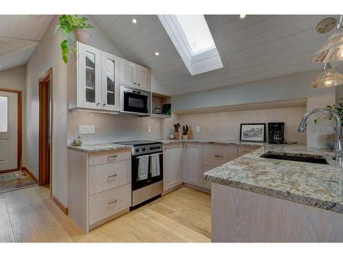 922A 9Th Streert Street, Canmore, AB - Indoor Photo Showing Kitchen