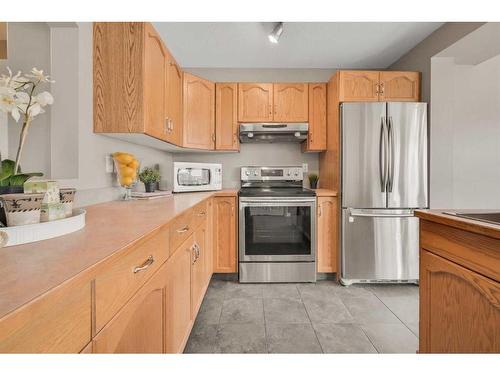 15909 Everstone Road Sw, Calgary, AB - Indoor Photo Showing Kitchen