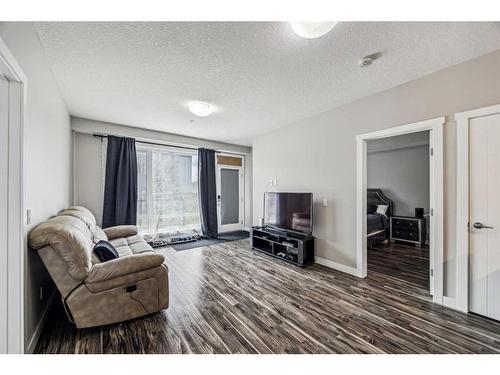 106-605 17 Avenue Nw, Calgary, AB - Indoor Photo Showing Living Room