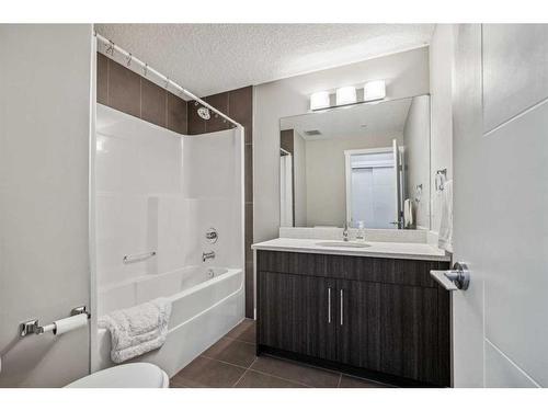 106-605 17 Avenue Nw, Calgary, AB - Indoor Photo Showing Bathroom