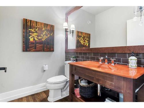 4215 15A Street Sw, Calgary, AB - Indoor Photo Showing Bathroom