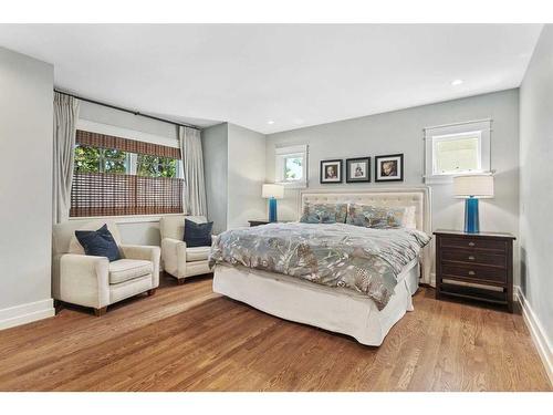 4215 15A Street Sw, Calgary, AB - Indoor Photo Showing Bedroom