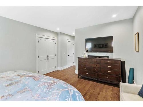 4215 15A Street Sw, Calgary, AB - Indoor Photo Showing Bedroom