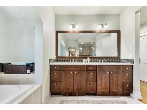 4215 15A Street Sw, Calgary, AB - Indoor Photo Showing Bathroom