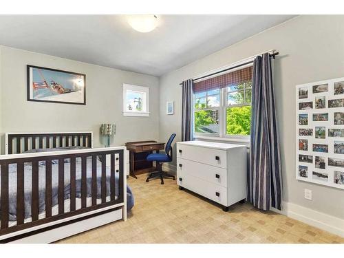 4215 15A Street Sw, Calgary, AB - Indoor Photo Showing Bedroom