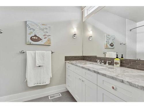 4215 15A Street Sw, Calgary, AB - Indoor Photo Showing Bathroom