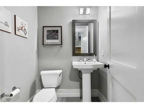 4215 15A Street Sw, Calgary, AB - Indoor Photo Showing Bathroom