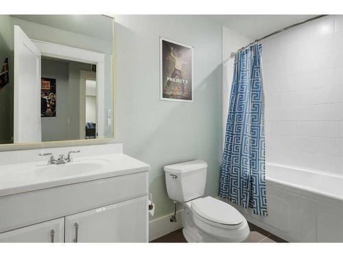 4215 15A Street Sw, Calgary, AB - Indoor Photo Showing Bathroom