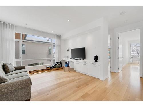 2820 12 Avenue Nw, Calgary, AB - Indoor Photo Showing Living Room