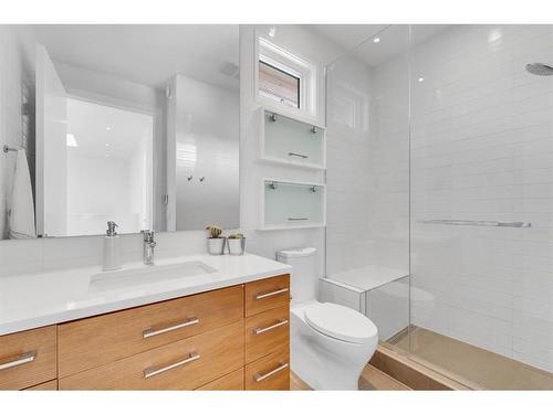 2820 12 Avenue Nw, Calgary, AB - Indoor Photo Showing Bathroom