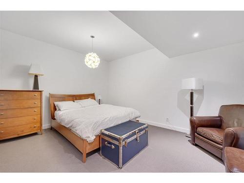 2820 12 Avenue Nw, Calgary, AB - Indoor Photo Showing Bedroom