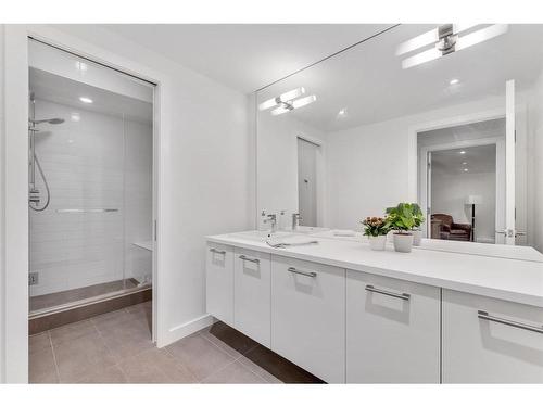 2820 12 Avenue Nw, Calgary, AB - Indoor Photo Showing Bathroom