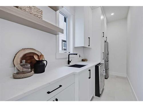 2616 26A Street Sw, Calgary, AB - Indoor Photo Showing Kitchen