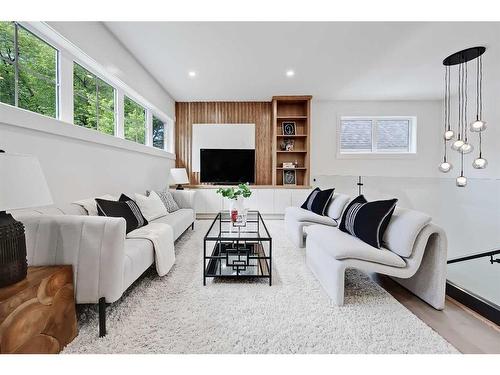 2616 26A Street Sw, Calgary, AB - Indoor Photo Showing Living Room