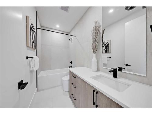 2616 26A Street Sw, Calgary, AB - Indoor Photo Showing Bathroom