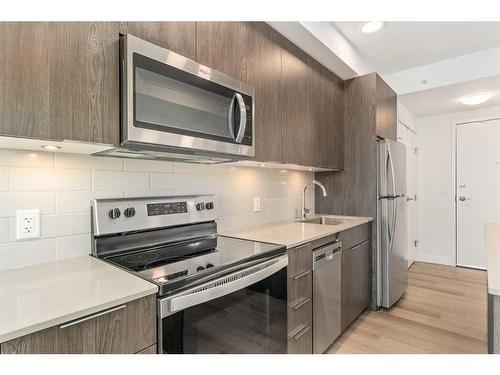 712-123 4 Street Ne, Calgary, AB - Indoor Photo Showing Kitchen With Stainless Steel Kitchen With Upgraded Kitchen