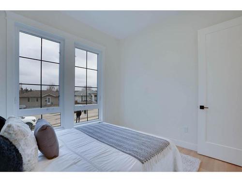 2316 9 Avenue Nw, Calgary, AB - Indoor Photo Showing Bedroom