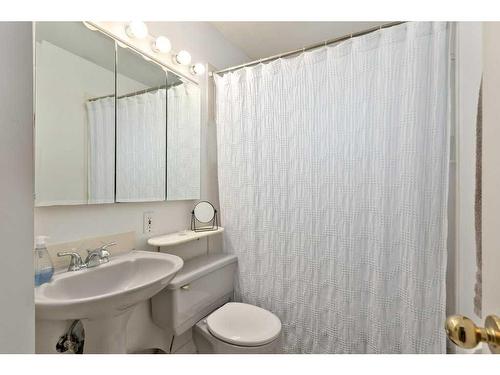 803 Seymour Avenue Sw, Calgary, AB - Indoor Photo Showing Bathroom