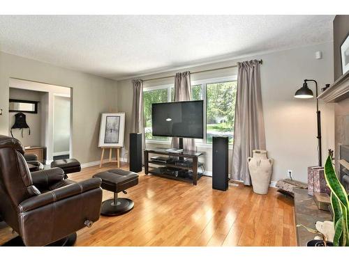 803 Seymour Avenue Sw, Calgary, AB - Indoor Photo Showing Living Room