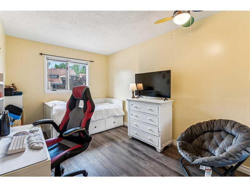 18-5810 Patina Drive Sw, Calgary, AB - Indoor Photo Showing Bedroom