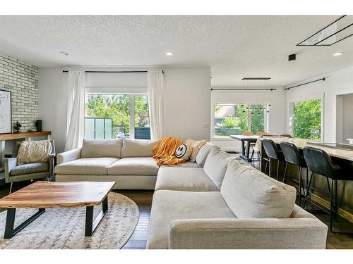 270 Discovery Ridge Way Sw, Calgary, AB - Indoor Photo Showing Living Room