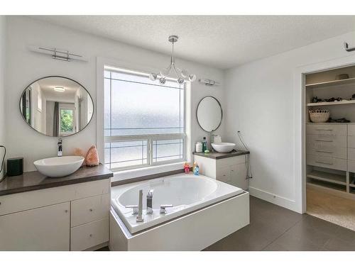 270 Discovery Ridge Way Sw, Calgary, AB - Indoor Photo Showing Bathroom