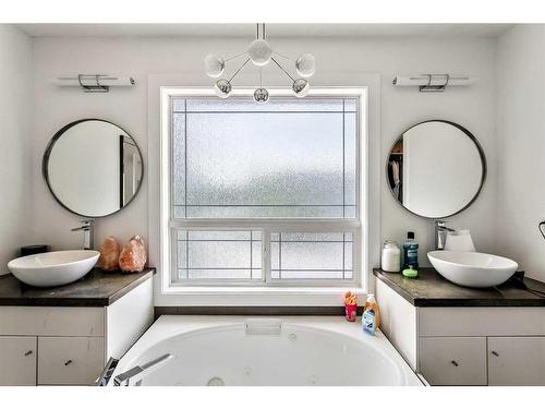 270 Discovery Ridge Way Sw, Calgary, AB - Indoor Photo Showing Bathroom