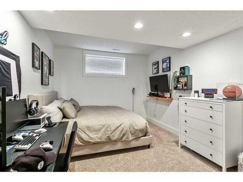 270 Discovery Ridge Way Sw, Calgary, AB - Indoor Photo Showing Bedroom