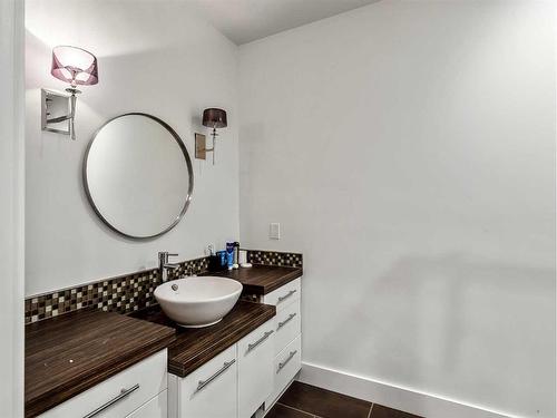 270 Discovery Ridge Way Sw, Calgary, AB - Indoor Photo Showing Bathroom