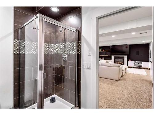 270 Discovery Ridge Way Sw, Calgary, AB - Indoor Photo Showing Bathroom