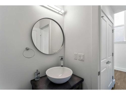 270 Discovery Ridge Way Sw, Calgary, AB - Indoor Photo Showing Bathroom