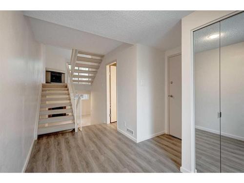 35-2225 Oakmoor Drive Sw, Calgary, AB - Indoor Photo Showing Other Room