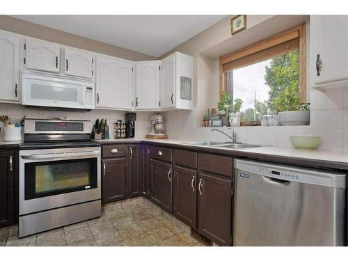 1006 2 Street Ne, Sundre, AB - Indoor Photo Showing Kitchen With Double Sink