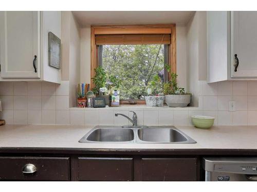 1006 2 Street Ne, Sundre, AB - Indoor Photo Showing Kitchen With Double Sink