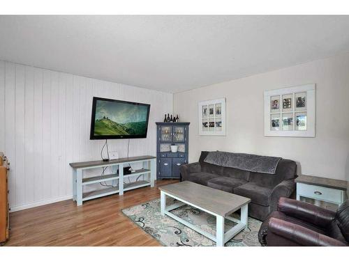 1006 2 Street Ne, Sundre, AB - Indoor Photo Showing Living Room