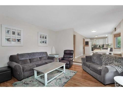 1006 2 Street Ne, Sundre, AB - Indoor Photo Showing Living Room