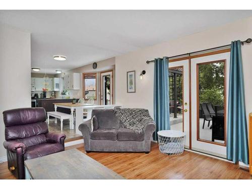 1006 2 Street Ne, Sundre, AB - Indoor Photo Showing Living Room