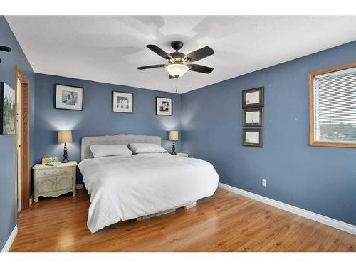 1006 2 Street Ne, Sundre, AB - Indoor Photo Showing Bedroom