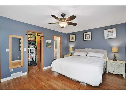 1006 2 Street Ne, Sundre, AB - Indoor Photo Showing Bedroom